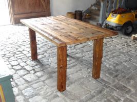 Tisch mit Altholzoberflächen